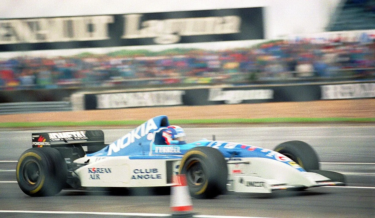 La monoplace Tyrrell 023 en piste lors de la saison 1995 du championnat du monde de Formule 1