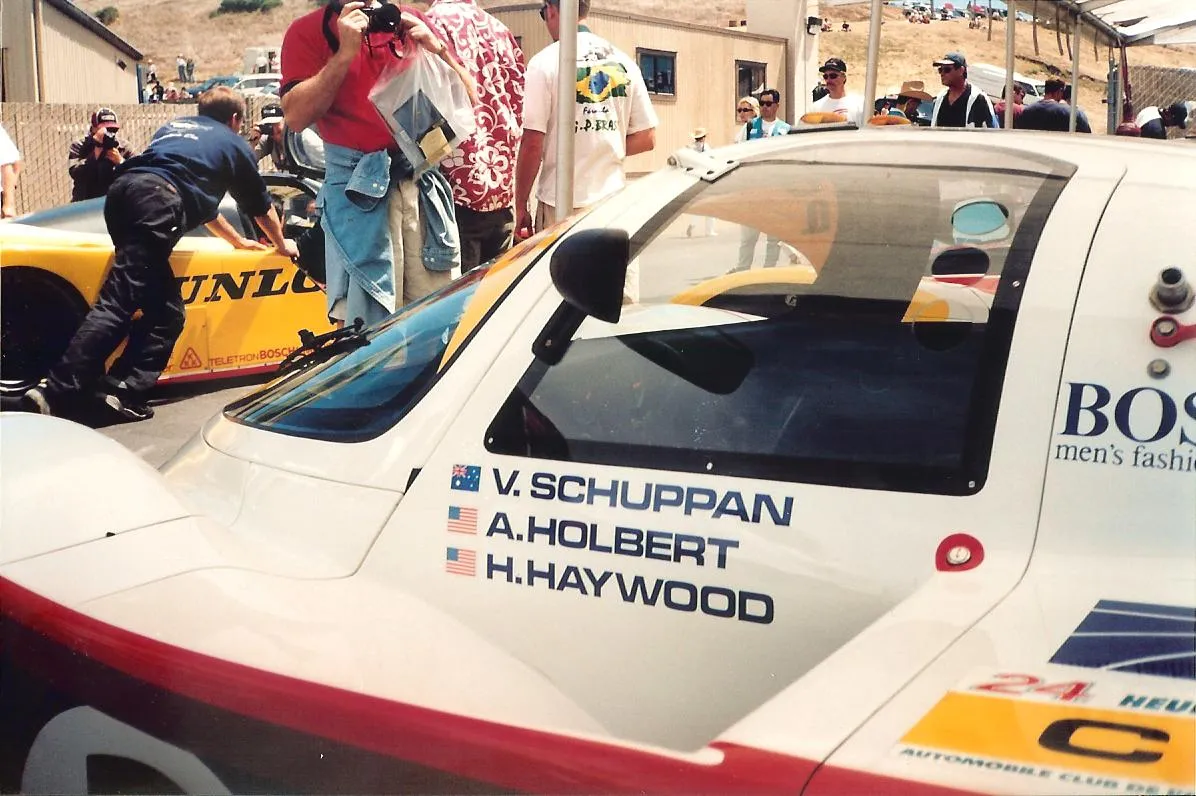 Vern Schuppan, vainqueur légendaire des 24 Heures du Mans, pose avec sa passion pour le sport automobile