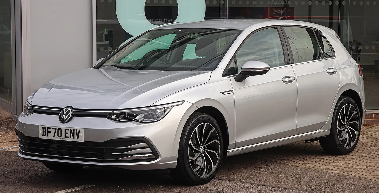 La Volkswagen Golf exposée lors d'un salon automobile en tant que compacte emblématique