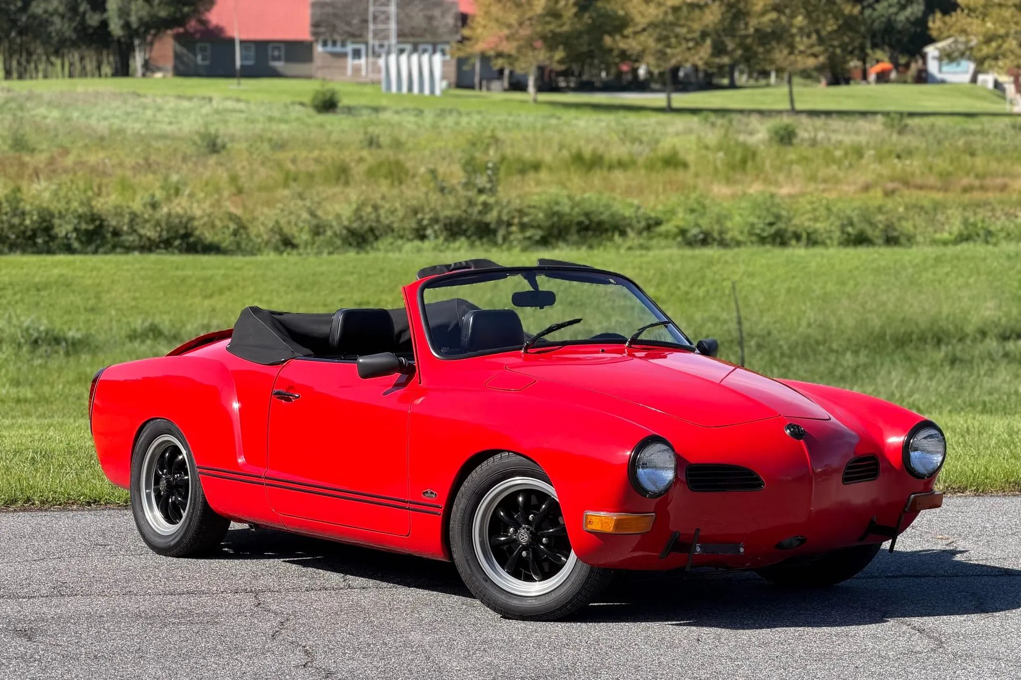 Une Volkswagen Karmann Ghia cabriolet de 1972 restaurée et dotée d'un moteur de 2,0 litres