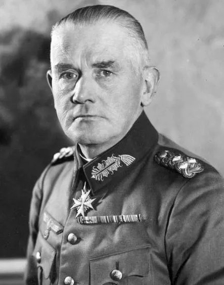 Werner von Blomberg posant en tant que premier ministre de la guerre de l'Allemagne nazie