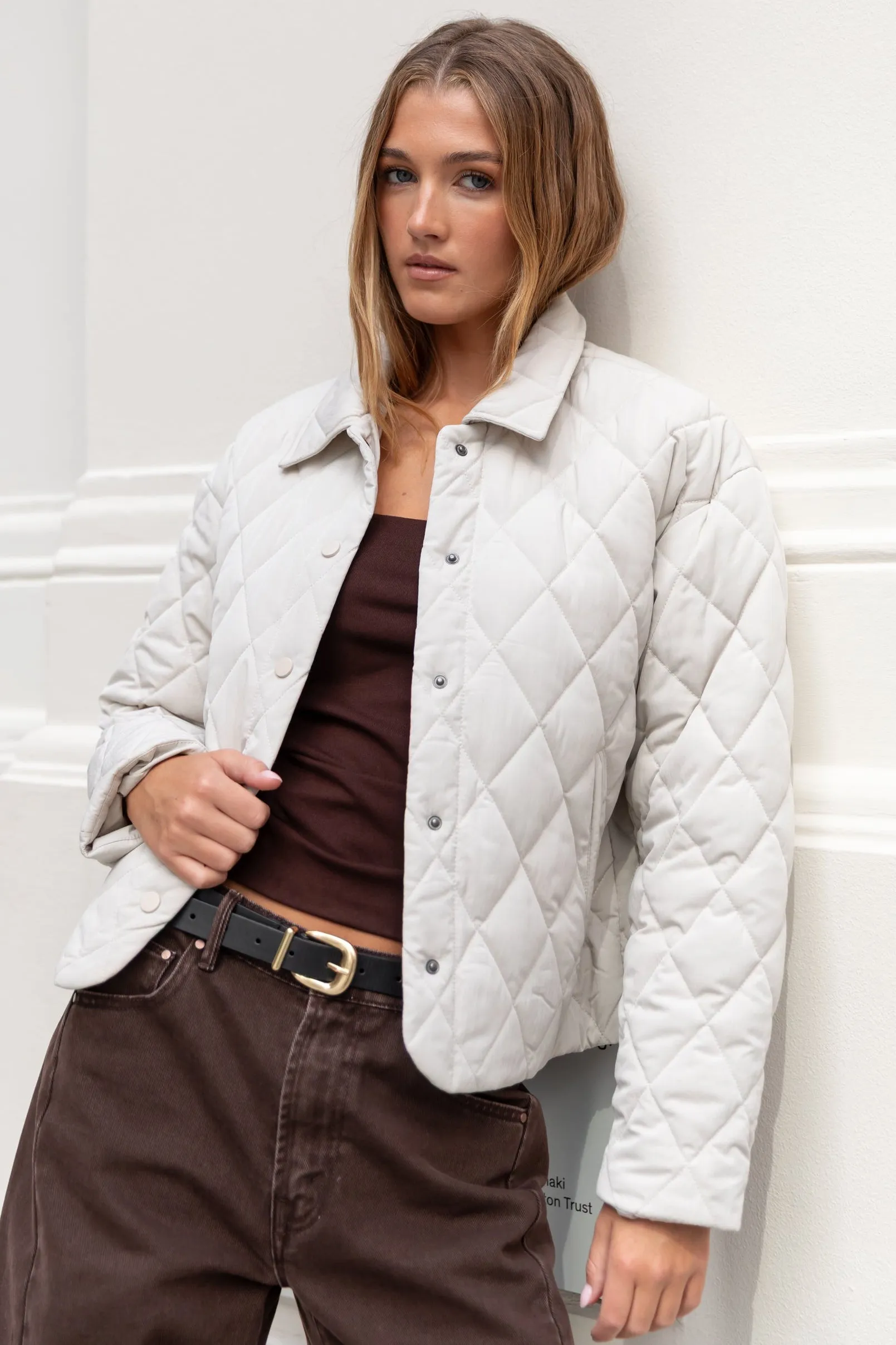 Panduan padu padan jaket quilted dan puffer ringan untuk gaya kasual elegan