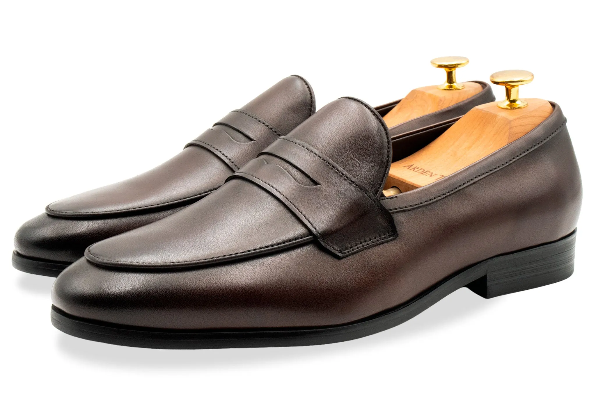 Panduan gaya dan padu padan sepatu penny loafer pria yang elegan